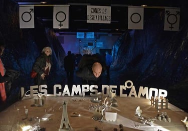 Un spectateur scrute la maquette des camps | Les Camps de l'Amor | David Noir | Photo Karine Lhémon