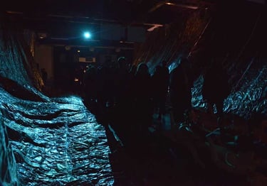 Le public entre dans les camps | Les Camps de l'Amor | David Noir | Photo Karine Lhémon