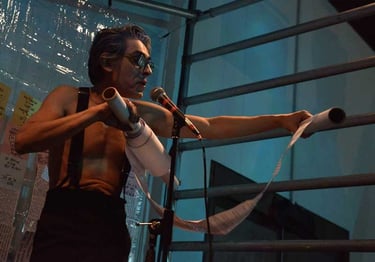 David lit les tables de la loi | Les Camps de l'Amor | David Noir | Photo Karine Lhémon