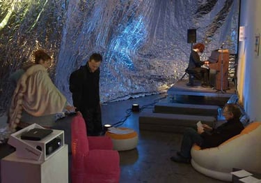 Spectateurs dans le salon des camps | Les Camps de l'Amor | David Noir | Photo Karine Lhémon