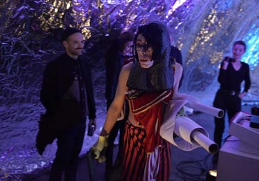 David en Quasimodo avec les tables de la loi | Les Camps de l'Amor | David Noir | Photo Karine Lhémon