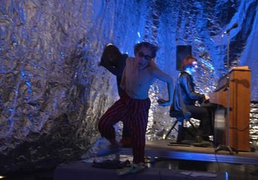 David se défait de sa tenue de Quasimodo | Les Camps de l'Amor | David Noir | Photo Karine Lhémon