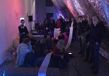 Le public regarde la projection de "So Sade" | Les Camps de l'Amor | David Noir | Photo Karine Lhémon