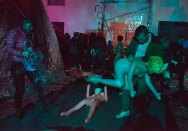 Le public est invité à dégonfler les poupées | Les Camps de l'Amor | David Noir | Photo Karine Lhémon