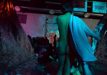 David passe la veste de déporté | Les Camps de l'Amor | David Noir | Photo Karine Lhémon