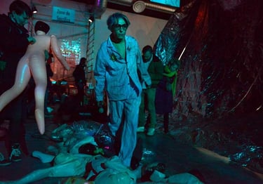 David en déporté marche sur les corps des poupées dégonflées | Les Camps de l'Amor | David Noir | Photo Karine Lhémon