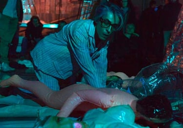 David en déporté fouille parmi les poupées gonflables | Les Camps de l'Amor | David Noir | Photo Karine Lhémon