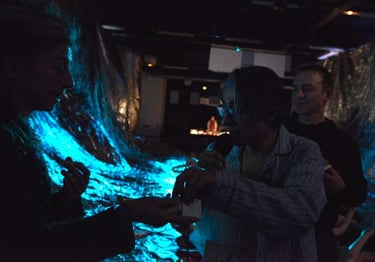 David offre des toiles jaunes au public | Les Camps de l'Amor | David Noir | Photo Karine Lhémon