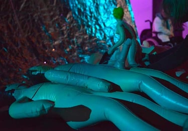 Corps des poupées gonflables allongés au sol | Les Camps de l'Amor | David Noir | Photo Karine Lhémon