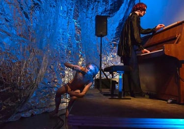 David nu au micro aux pieds de Christophe Imbs | Les Camps de l'Amor | David Noir | Photo Karine Lhémon