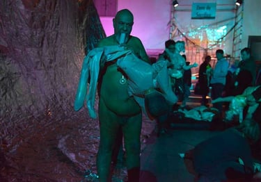 Un spectateur nu suce le sexe d'une poupée gonflable | Les Camps de l'Amor | David Noir | Photo Karine Lhémon