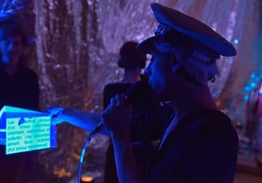 David coiffé d'une casquette d'officier lit un texte | Les Camps de l'Amor | David Noir | Photo Karine Lhémon
