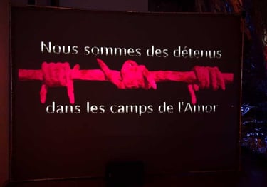 Carton : Nous sommes des détenus dans les camps de l'Amor | Les Camps de l'Amor | David Noir | Photo Karine Lhémon