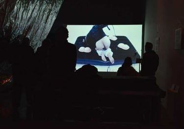 Les spectateurs de "So Sade" devant un plan de fesses fouettées | Les Camps de l'Amor | David Noir | Photo Karine Lhémon