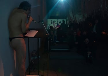 David au micro pendant la projection de "So Sade" | Les Camps de l'Amor | David Noir | Photo Karine Lhémon