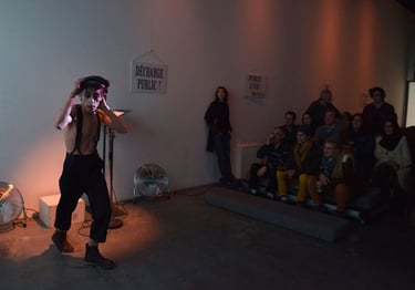 David en tenue de "Portier de nuit" devant le public de "So Sade" | Les Camps de l'Amor | David Noir | Photo Karine Lhémon