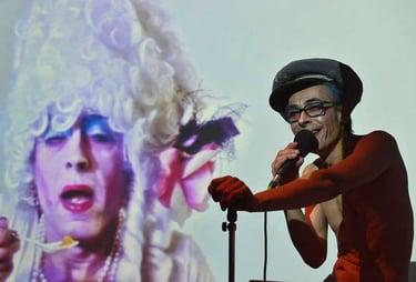 David au micro devant "So Sade" | Les Camps de l'Amor | David Noir | Photo Karine Lhémon