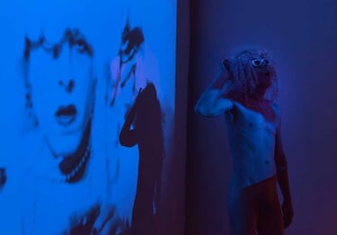 David nu perruqué en Polnareff | Les Camps de l'Amor | David Noir | Photo Karine Lhémon