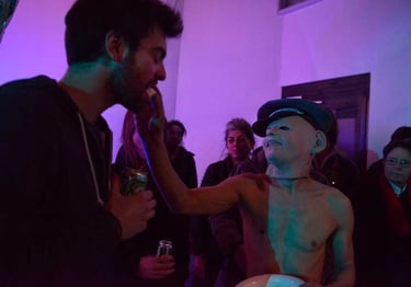 David masqué met un chamallow dans la bouche du régisseur | Les Camps de l'Amor | David Noir | Photo Karine Lhémon