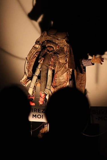 Le masque Ulin harangue le public du Générateur | Photo Bernard Bousquet