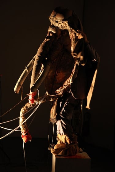 Le masque Ulin de profil, trompe et sexe pendants | Photo Bernard Bousquet