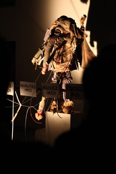 David Noir sous le masque Ulin déclame son manifeste au Générateur | Photo Bernard Bousquet