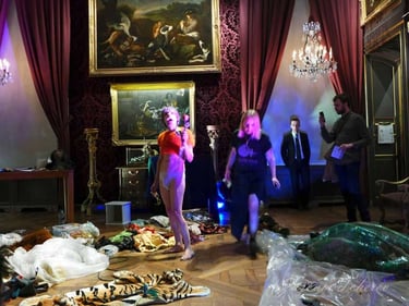 David Noir chante une rose à la main | "La peau sur les zoos" | Musée de la chasse et de la nature | Photo Zazoum Tcherev