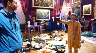 David Noir met en joue un spectateur | "La peau sur les zoos" | Musée de la chasse et de la nature | Photo Zazoum Tcherev