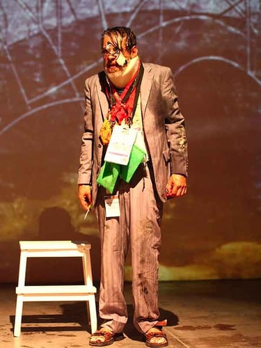 Michel Durian arborant des cartes d'accréditation périmées à son cou | Pardon je passe | David Noir | Photo Bernard Bousquet