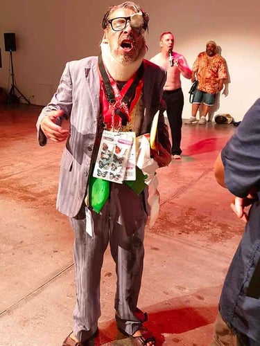 Michel Durian hurlant à la mort dans son costume sale | Pardon je passe | David Noir | Photo Zazoum Tcherev