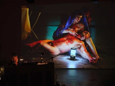 Photo d'une pietà issue d'une scène de Mobil 'Homme | Retour sur investissement | D. Noir | C. Imbs | B. Bousquet