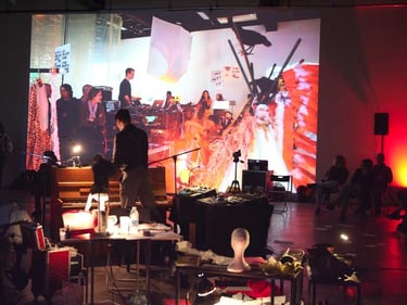 Christophe Imbs devant une photo de coiffe de chef indien | Retour sur investissement | D. Noir | C. Imbs | B. Bousquet