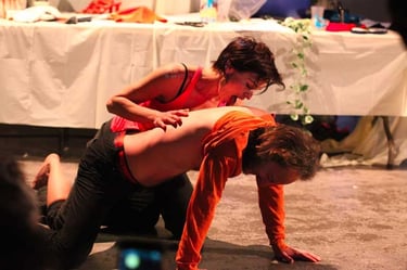 Marie lèche le dos d'Adrien | Mobil'Homme | David Noir | Photo Bernard Bousquet