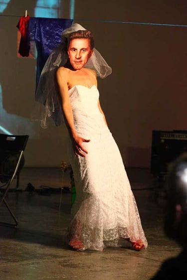 Marie en robe de mariée avec un masque de Kirk Douglas | Mobil'Homme | David Noir | Photo Bernard Bousquet