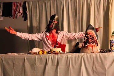 Adrien casqué et ensanglanté | La Cène | Mobil'Homme | David Noir | Photo Bernard Bousquet