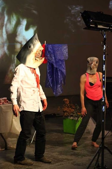 Adrien et Marie portent des masques d'animaux | Mobil'Homme | David Noir | Photo Bernard Bousquet