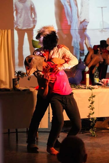 Adrien et Marie dansent avec des masques d'animaux | Mobil'Homme | David Noir | Photo Bernard Bousquet