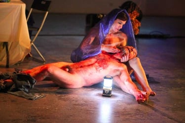 Marie et Aadrien posent en pietà | Mobil'Homme | David Noir | Photo Bernard Bousquet