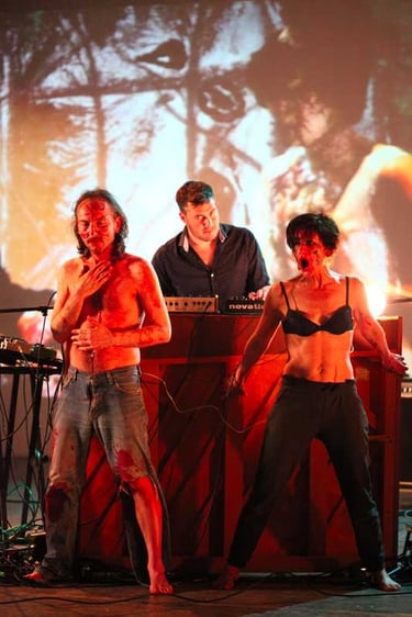 Adrien et Marie chantent accompagnés par Christophe | Mobil'Homme | David Noir | Photo Bernard Bousquet