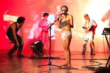 David au micro devant Marie et Adrien en train d'être éclairés par Babou | Mobil'Homme | David Noir | Photo Bernard Bousquet