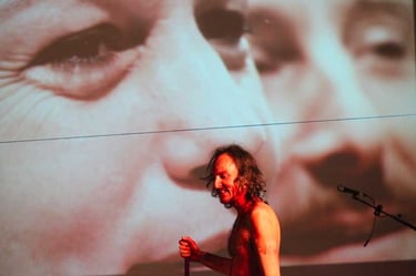 Adrien a un rictus devant un immense gros plan de son visage et de celui de Marie | Mobil'Homme | David Noir | Photo Bernard