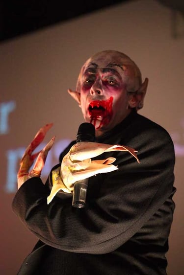 David en Nosferatu ensanglanté au micro | Mobil'Homme | David Noir | Photo Bernard Bousquet