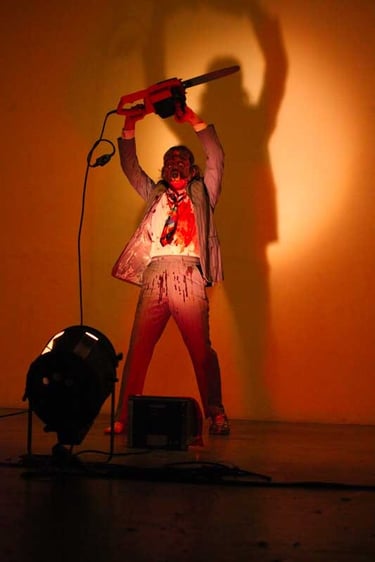 Adrien ensanglanté et masqué lève une tronçonneuse comme Leatherface | Mobil'Homme | David Noir | Photo Bernard Bousquet