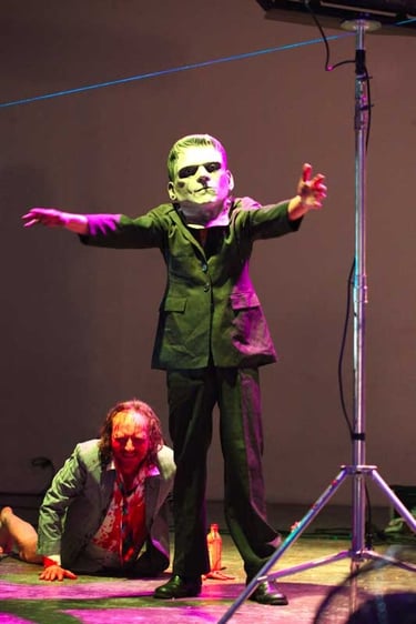 David en créature de Frankenstein tend les bras. Adrien rampe derrière | Mobil'Homme | David Noir | Photo Bernard Bousquet