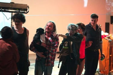 Saluts | Christophe, Marie, David, Babou et les chiens | Mobil'Homme | David Noir | Photo Bernard Bousquet