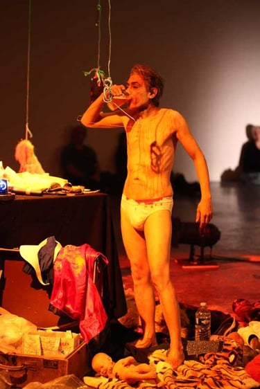 David Noir en slip buvant de la bière durant la performance "Permission refusée" | David Noir | Photo Bernard Bousquet