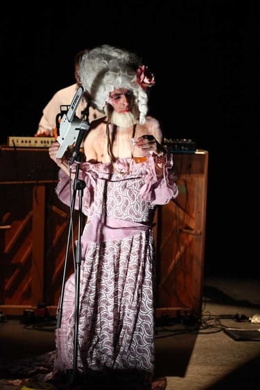 David Noir en marquise barbue, une tronçonneuse en main | Permission refusée | David Noir | Photo Bernard Bousquet