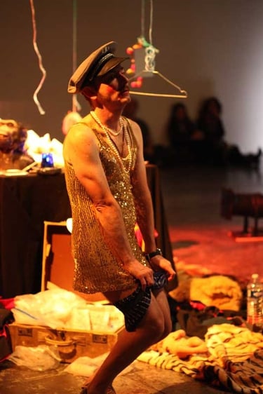 Adrien Solis en robe dorée | Permission refusée | David Noir | Photo Bernard Bousquet