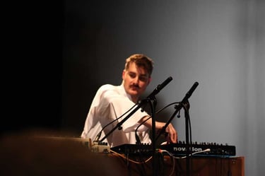 Christophe Imbs aux manettes de sa console de mixage | Permission refusée | David Noir | Photo Bernard Bousquet