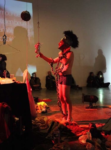 Adrien Solis portant un casque romain à cimier | Permission refusée | David Noir | Photo Bernard Bousquet